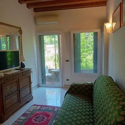 TV o dispositivi per l'intrattenimento presso Beatiful modern flat Venice centre with private lounge green area relax