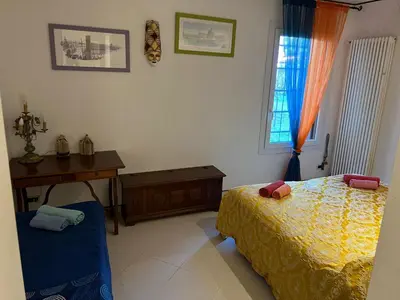 Letto o letti in una camera di Beatiful modern flat Venice centre with private lounge green area relax