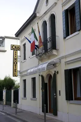 Certificato, attestato, insegna o altro documento esposto da Hotel Cris