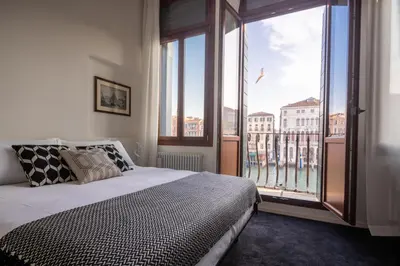 Letto o letti in una camera di Design Apartment with Balcony on the Grand Canal R&R