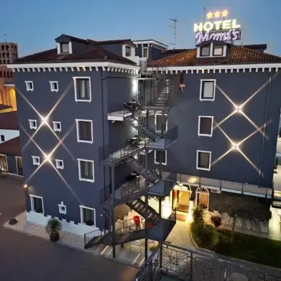Momi's Hotel