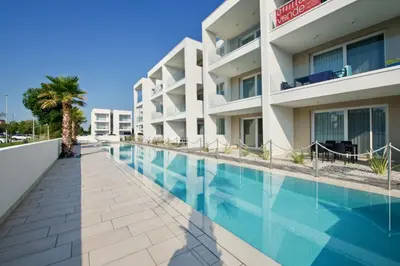 Piscina di Saint Tropez Apartments o nelle vicinanze