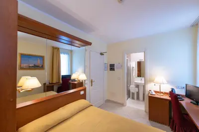 Letto o letti in una camera di Hotel Ambasciata Venice - Atika & Atif