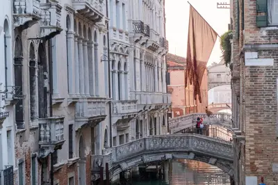 Vista generica su Venezia o vista sulla città dall'interno dell'appartamento