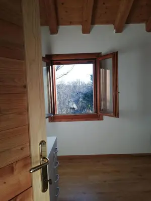 Vista generica sulle montagne o vista sulle montagne dall'interno della casa vacanze