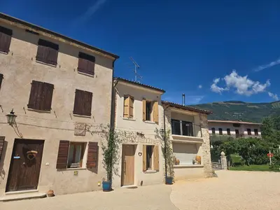 Vista generica sulle montagne o vista sulle montagne dall'interno dell'affittacamere
