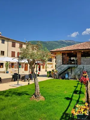 Vista generica sulle montagne o vista sulle montagne dall'interno dell'affittacamere
