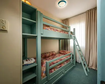 Letto o letti a castello in una camera di Salus Smart & Chic Hotel