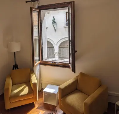 Area soggiorno di CA ROSON Exclusive Apt in heart of Padua