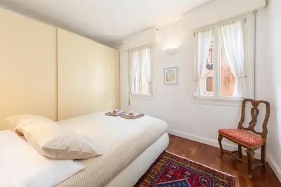 Letto o letti in una camera di COLOMBINA HOME Venice with canal view