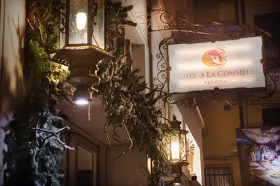 Certificato, attestato, insegna o altro documento esposto da Hotel A La Commedia