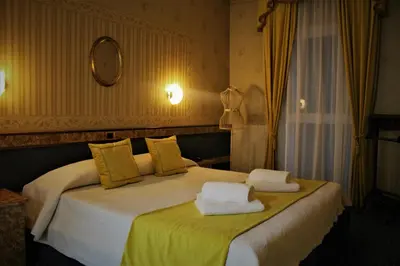 Letto o letti in una camera di Hotel Villa Pigalle