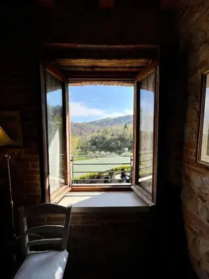 Vista generica sulle montagne o vista sulle montagne dall'interno del bed & breakfast