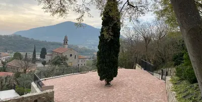 Vista generica sulle montagne o vista sulle montagne dall'interno dell'affittacamere