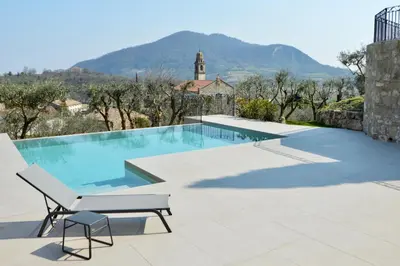 Vista generica sulle montagne o vista sulle montagne dall'interno dell'affittacamere