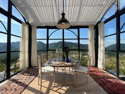 Vista generica sulle montagne o vista sulle montagne dall'interno of country house