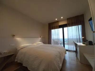Letto o letti in una camera di TERRAZZA SAN VETTORE camere con colazione, Relax in collina con vista sui vigneti DOCG ASOLO