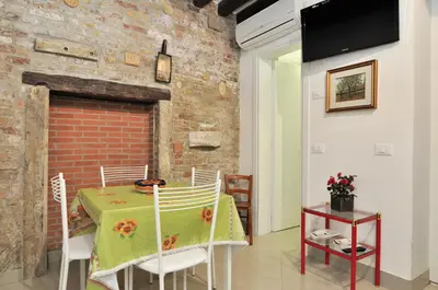 Area soggiorno di COZY APARTMENT NEAR RIALTO BRIDGE/ ST.MARK SQUARE