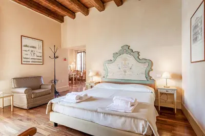 Letto o letti in una camera di Molino Stucky Residence Suites II