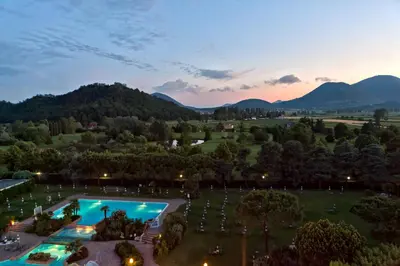 Vista generica sulle montagne o vista sulle montagne dall'interno dell'hotel