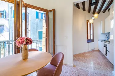 Cucina o angolo cottura di Querini Suite-Balcony on canal, close to San Marco