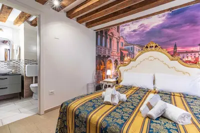 Letto o letti in una camera di Ca' Leoncino - Venice canal front apartment