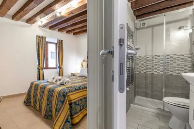 Bagno di Ca' Leoncino - Venice canal front apartment