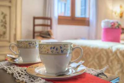 Set per la preparazione di tè e caffè presso Residenza de l'Osmarin Suites