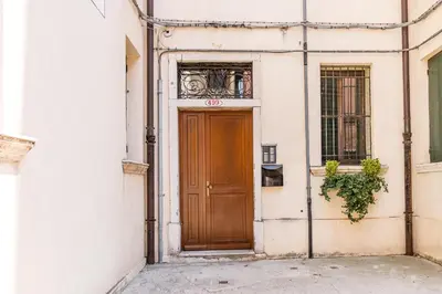 Facciata o entrata di Colombina House close to the Train Station