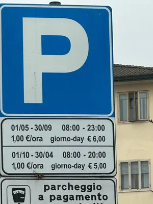 Certificato, attestato, insegna o altro documento esposto da Casa Magia