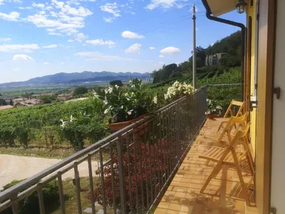 Vista generica sulle montagne o vista sulle montagne dall'interno della stanza in casa privata