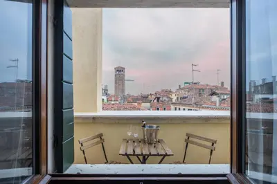 Balcone o terrazza di Bright Apartment On Venetian Roofs R&R