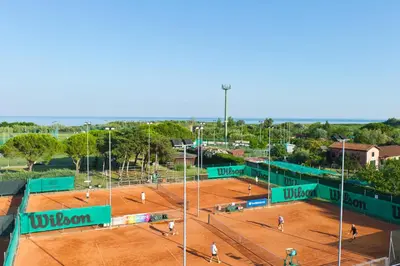 Attività di tennis o squash presso l'hotel o nelle vicinanze