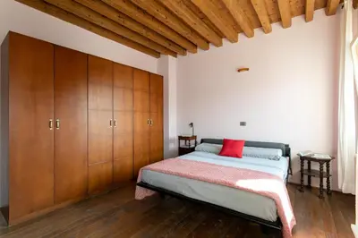 Letto o letti in una camera di Wondrous Palazzetto 1619 in Magical Burano Island