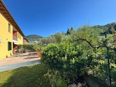 Vista generica sulle montagne o vista sulle montagne dall'interno dell'appartamento