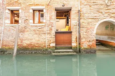 Piscina di Dream's door with canal view in Venice o nelle vicinanze