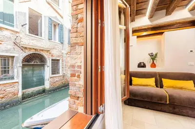 Piscina di Dream's door with canal view in Venice o nelle vicinanze