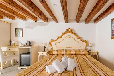 Letto o letti in una camera di Casa Leone- cozy and central accommodation in Venice