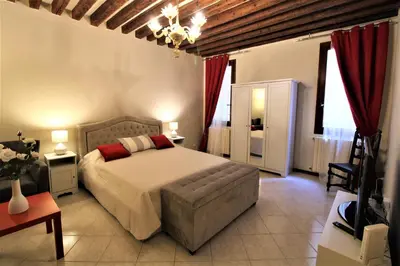 Letto o letti in una camera di CENTRAL AND SPACIOUS APARTMENT