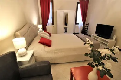 TV o dispositivi per l'intrattenimento presso CENTRAL AND SPACIOUS APARTMENT