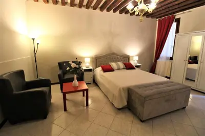 Letto o letti in una camera di CENTRAL AND SPACIOUS APARTMENT