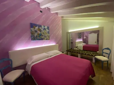Letto o letti in una camera di Romantica camere Le Fate con Vista sulle Montagne vicino a Bassano del Grappa