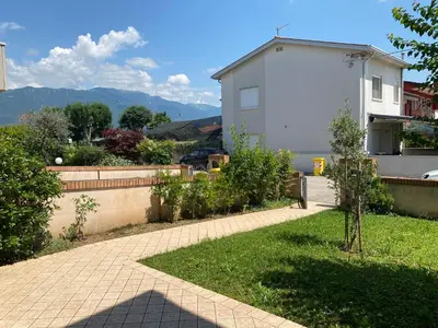 Vista generica sulle montagne o vista sulle montagne dall'interno dell'appartamento