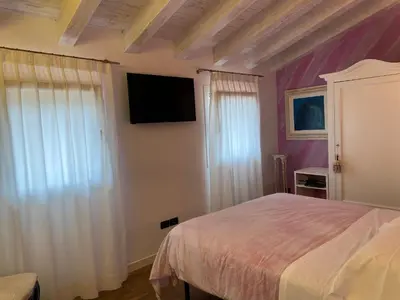 TV o dispositivi per l'intrattenimento presso Romantica camere Le Fate con Vista sulle Montagne vicino a Bassano del Grappa