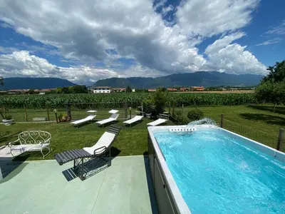 Vista generica sulle montagne o vista sulle montagne dall'interno dell'appartamento