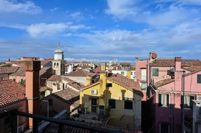 Vista generica su Venezia o vista sulla città dall'interno dell'appartamento