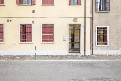 Facciata o entrata di GuestHost - Essential Apartment a 5 min da Piazza dei Signori
