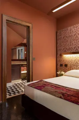 Letto o letti in una camera di Dimora San Trovaso Stylish Four-Bedroom House in Venice