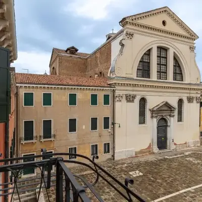 Dimora San Trovaso Stylish Four-Bedroom House in Venice