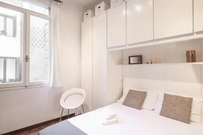 Letto o letti in una camera di GuestHost - Piazza delle Erbe Central Apartment